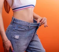 Frau mit zu grosser Hose weil sie abgenommen hat